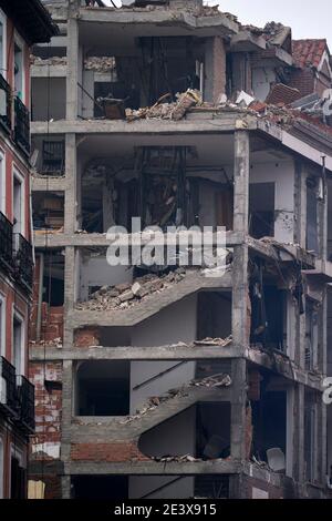 Vue sur un bâtiment détruit à la Calle Toledo en raison d'une explosion de gaz à Madrid.au moins trois sont morts après l'explosion dans le bâtiment du centre de Madrid. Vers 3:00p.m dans l'après-midi, une forte explosion a partiellement détruit un bâtiment numéro 98 sur la rue Toledo, au centre de la capitale espagnole. Les rapports préliminaires font état d'une fuite de gaz qui a causé au moins trois morts, en plus de onze blessés, comme l'a confirmé le délégué du gouvernement communautaire, José Manuel Franco, et des sources du Conseil municipal de Madrid. Banque D'Images