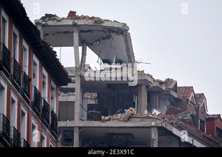 Vue sur un bâtiment détruit à la Calle Toledo en raison d'une explosion de gaz à Madrid.au moins trois sont morts après l'explosion dans le bâtiment du centre de Madrid. Vers 3:00p.m dans l'après-midi, une forte explosion a partiellement détruit un bâtiment numéro 98 sur la rue Toledo, au centre de la capitale espagnole. Les rapports préliminaires font état d'une fuite de gaz qui a causé au moins trois morts, en plus de onze blessés, comme l'a confirmé le délégué du gouvernement communautaire, José Manuel Franco, et des sources du Conseil municipal de Madrid. Banque D'Images