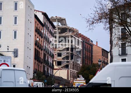 Vue sur un bâtiment détruit à la Calle Toledo en raison d'une explosion de gaz à Madrid.au moins trois sont morts après l'explosion dans le bâtiment du centre de Madrid. Vers 3:00p.m dans l'après-midi, une forte explosion a partiellement détruit un bâtiment numéro 98 sur la rue Toledo, au centre de la capitale espagnole. Les rapports préliminaires font état d'une fuite de gaz qui a causé au moins trois morts, en plus de onze blessés, comme l'a confirmé le délégué du gouvernement communautaire, José Manuel Franco, et des sources du Conseil municipal de Madrid. Banque D'Images