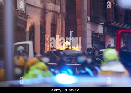 Madrid, Espagne. 20 janvier 2021. Incendie à l'entrée du bâtiment endommagé de la Calle Toledo à Madrid.au moins trois sont morts après l'explosion dans le bâtiment du centre de Madrid. Vers 3:00p.m dans l'après-midi, une forte explosion a partiellement détruit un bâtiment numéro 98 sur la rue Toledo, au centre de la capitale espagnole. Les rapports préliminaires font état d'une fuite de gaz qui a causé au moins trois morts, en plus de onze blessés, comme l'a confirmé le délégué du gouvernement communautaire, José Manuel Franco, et des sources du Conseil municipal de Madrid. Crédit : SOPA Images Limited/Alamy Live News Banque D'Images