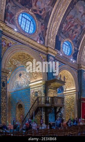 Valletta, Malte - 13 avril 2012 : intérieur décoré de la co-cathédrale Saint-Jean. Avec des visiteurs, à Valleta, Malte Banque D'Images