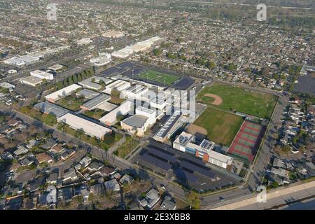 Une vue aérienne du campus de l'école secondaire Millikan, dimanche 10 janvier 2021, à long Beach, en Californie. Banque D'Images
