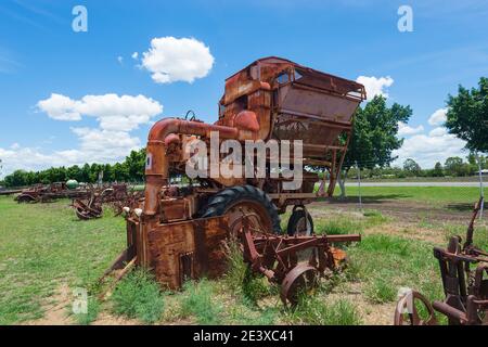 Old Rusty International Harvester exposé au Queensland Heritage Park, un musée populaire de Biloela, dans le sud-est du Queensland, en Australie Banque D'Images
