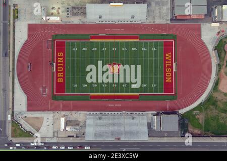 Une vue aérienne de Jim Arquilla Track et du stade de football sur le campus de long Beach Wilson High School, le samedi 9 janvier 2021, à long Beach, en Californie. Banque D'Images