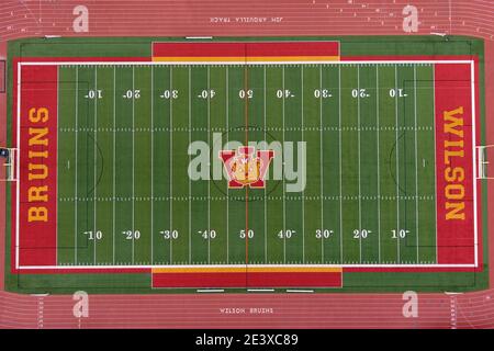 Une vue aérienne de Jim Arquilla Track et du stade de football sur le campus de long Beach Wilson High School, le samedi 9 janvier 2021, à long Beach, en Californie. Banque D'Images