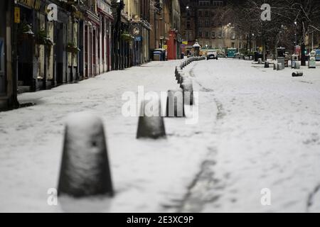 Édimbourg, Écosse, Royaume-Uni. 21 janvier 2021. Scènes prises entre 4:00 et 5:00 dans le centre-ville d'Édimbourg après une nuit de neige. Pic ; Grassmarket dans la vieille ville. Iain Masterton/Alay Live News Banque D'Images