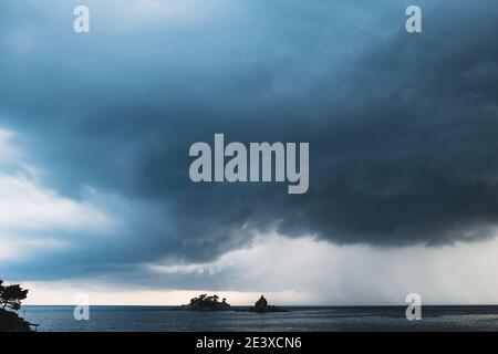 Nuages noirs épais de tempête sur la mer en prévision de la tempête Banque D'Images