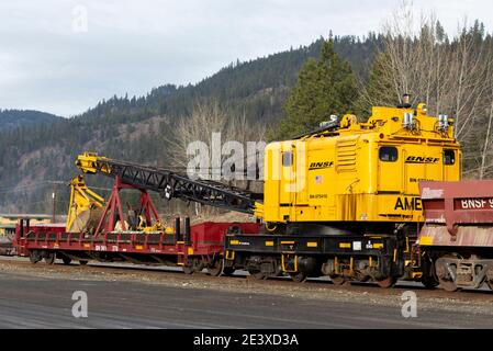 Roues et essieu de rechange pour camion de chemin de fer sur les voies ferrées, au chantier de chemin de fer BNSF, Troy, Montana. Burlington Northern et Santa Fe Railway était pour Banque D'Images