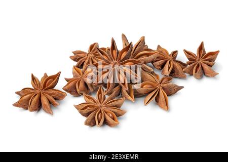 Tas d'anis étoilé séché isolé de près sur blanc arrière-plan Banque D'Images