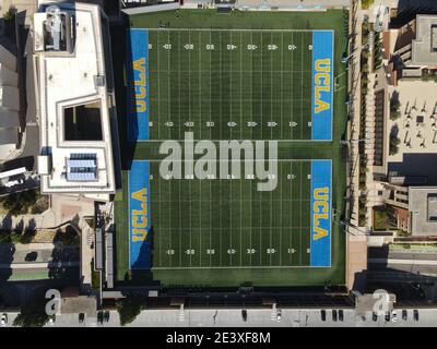 Une vue aérienne de Spaudling Field et du Wasserman football Center sur le campus de l'UCLA, le samedi 16 janvier 2021, à Los Angeles. L'installation est le Banque D'Images