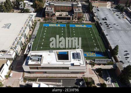 Une vue aérienne de Spaudling Field et du Wasserman football Center sur le campus de l'UCLA, le samedi 16 janvier 2021, à Los Angeles. L'installation est le Banque D'Images