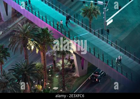 Les gens traversent Las Vegas Blvd alors que Covid-19 continue de se maintenir le tourisme est à la baisse dans Sin City Banque D'Images