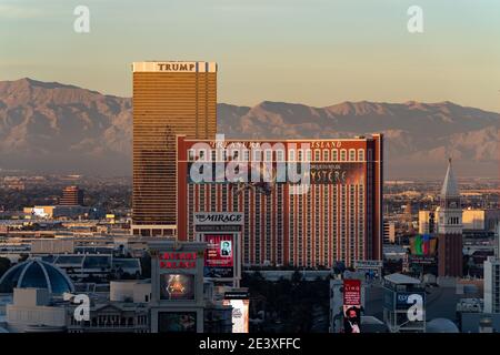 Treasure Island and Trump Hotel à Las Vegas, Nevada, au coucher du soleil Banque D'Images