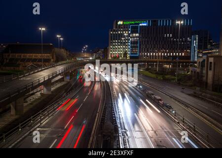 Glasgow, Écosse, Royaume-Uni. 21 janvier 2021. Photo : la circulation en début de matinée a été vue au-dessus du pont de Kingston qui voit 10 voies de véhicules en utilisant l'autoroute m8 de Glasgow, alors que l'Écosse est toujours en phase 4 verrouillée en raison de la pandémie du coronavirus (COVID-19). Crédit : Colin Fisher/Alay Live News Banque D'Images