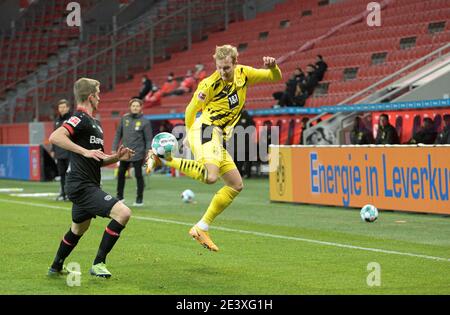 Julian BRANDT (r. DO) dans le duel contre Lars BENDER (LEV), action, duels, football 1er Bundesliga, 17e jour de match, Bayer 04 Leverkusen (LEV) - Borussia Dortmund (DO), le 19 janvier 2021 à Leverkusen/Allemagne . € | utilisation dans le monde entier Banque D'Images