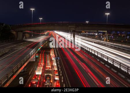 Glasgow, Écosse, Royaume-Uni. 21 janvier 2021. Photo : la circulation en début de matinée a été vue au-dessus du pont de Kingston qui voit 10 voies de véhicules en utilisant l'autoroute m8 de Glasgow, alors que l'Écosse est toujours en phase 4 verrouillée en raison de la pandémie du coronavirus (COVID-19). Crédit : Colin Fisher/Alay Live News Banque D'Images