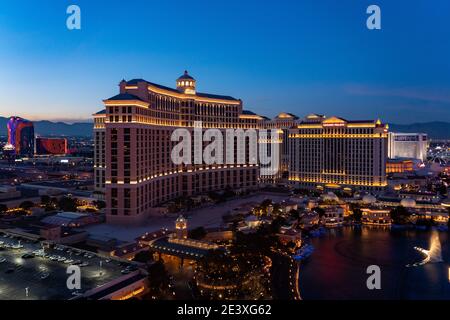 Le Bellagio Hotel & Casino et le Caesers Palace au soleil Derrière le Strip de Las Vegas Banque D'Images