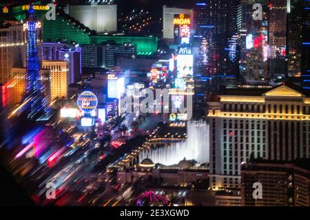 Vue en hélicoptère sur le Strip de Las Vegas la nuit Banque D'Images