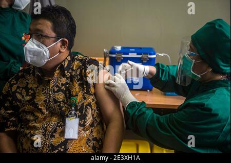 Le 20 janvier 2021, un médecin reçoit une injection d'une dose de CoronaVac lors de la vaccination par le COVID-19 à l'hôpital de l'Université de North Sumatra à Medan, en Indonésie. Photo de Sutanta Aditya/ABACAPRESS.COM Banque D'Images