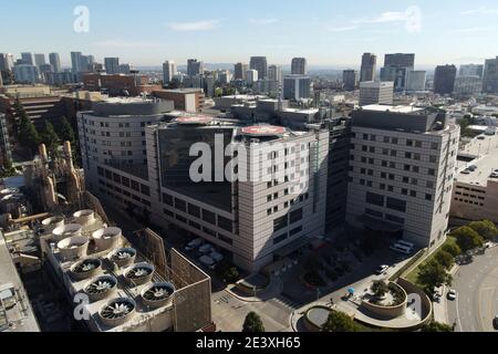 Vue aérienne de l'hôpital Ronald Reagan au centre médical de l'UCLA, le samedi 16 janvier 2021, à Los Angeles. Banque D'Images