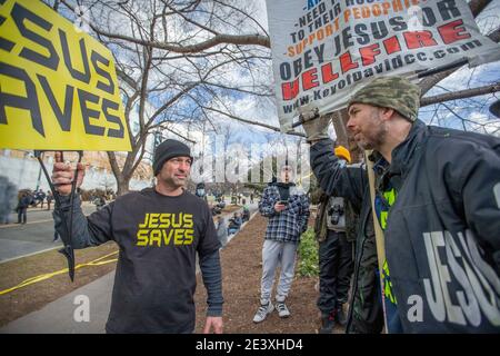 20 janvier 2021: Washington, District de Columbia, Etats-Unis: Deux prédicateurs qui croient différentes tactiques dans la prédication arguent près de la porte de sécurité mise en place pour l'inauguration présidentielle. Credit: Chris Juhn/ZUMA Wire/Alay Live News Banque D'Images