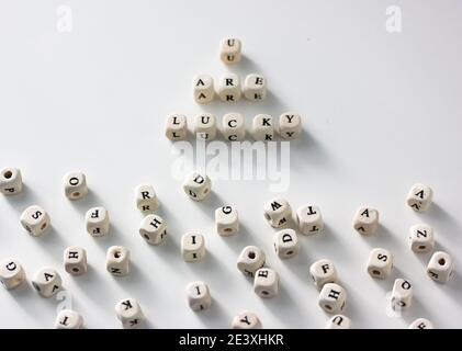 Vous êtes des mots chanceux écrits sur des blocs de bois, table blanche, lettres noires et blanches Banque D'Images