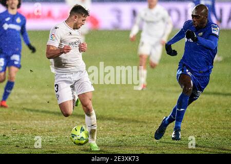 Allan Nyom de Getafe FC et Pablo Maffeo de SD Huesca pendant le match de la Liga entre Getafe CF et SD Huesca au Coliseum Alfonso Perez de Getafe, Espagne. 20 janvier 2021. (Photo par Perez Meca/MB Media) Banque D'Images