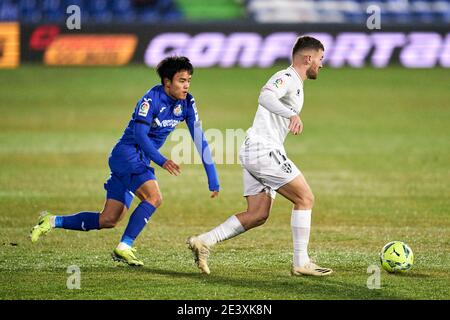 Takefusa Kubo de Getafe FC et Javi Galan de SD Huesca pendant le match de la Liga entre Getafe CF et SD Huesca au Coliseum Alfonso Perez de Getafe, Espagne. 20 janvier 2021. (Photo par Perez Meca/MB Media) Banque D'Images