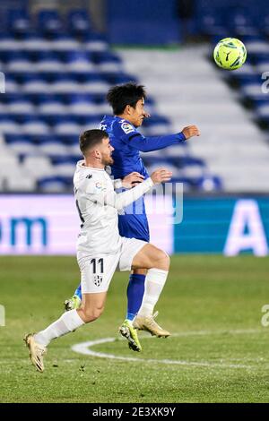 Takefusa Kubo de Getafe FC et Javi Galan de SD Huesca pendant le match de la Liga entre Getafe CF et SD Huesca au Coliseum Alfonso Perez de Getafe, Espagne. 20 janvier 2021. (Photo par Perez Meca/MB Media) Banque D'Images