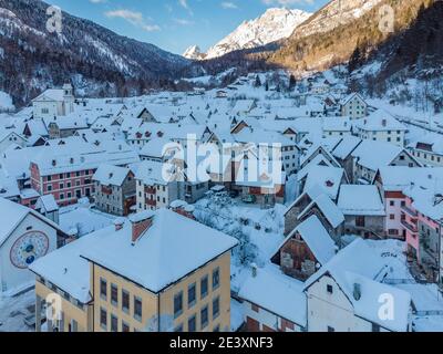 Le village de montres à Carnia. Neige et magie Banque D'Images