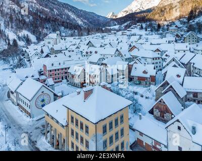 Le village de montres à Carnia. Neige et magie Banque D'Images