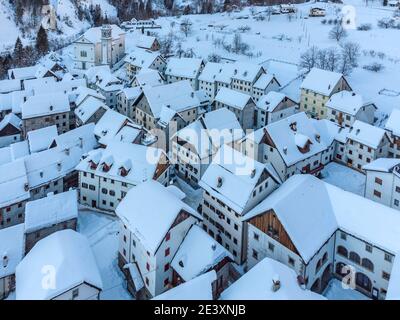 Le village de montres à Carnia. Neige et magie Banque D'Images