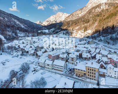 Le village de montres à Carnia. Neige et magie Banque D'Images