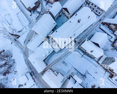 Le village de montres à Carnia. Neige et magie Banque D'Images