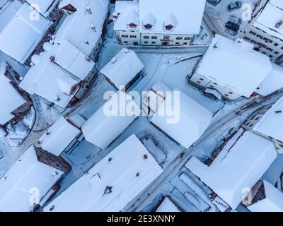 Le village de montres à Carnia. Neige et magie Banque D'Images