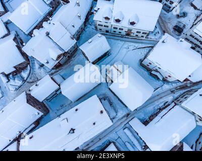 Le village de montres à Carnia. Neige et magie Banque D'Images