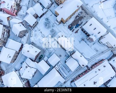 Le village de montres à Carnia. Neige et magie Banque D'Images