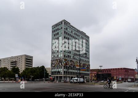 Berlin, Allemagne - 30 juillet 2019: Bâtiments résidentiels de l'ère soviétique à Berlin-est un jour nuageux d'été. Karl-Marx-Allee Banque D'Images