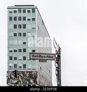 Berlin, Allemagne - 30 juillet 2019: Bâtiments résidentiels de l'ère soviétique à Berlin-est un jour nuageux d'été. Karl-Marx-Allee Banque D'Images