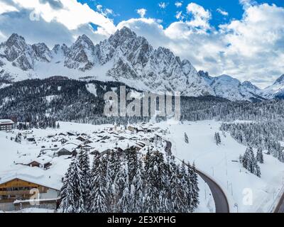 Montagne dans la neige. Sappada, géométries et panoramas d'en haut. Banque D'Images