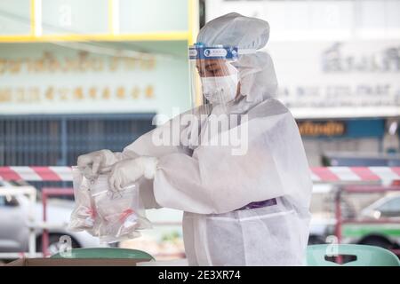 Bangkok, Thaïlande. 1er janvier 2000. Un responsable de la santé effectue davantage de tests à base de salive au cours d'un test Covid-19 à base de salive à l'Organisation de commercialisation du poisson de Bangkok lors d'un dépistage et d'un test Covid-19 à la suite d'une nouvelle épidémie en Thaïlande.le ministère de la Santé de la Thaïlande a enregistré un total de 12,795 infections, 71 décès et 9,842 cas de récupération depuis le début de l'épidémie. Crédit: Adisorn Chabsungnoen/SOPA Images/ZUMA Wire/Alay Live News Banque D'Images