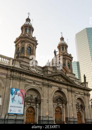 Santiago du Chili - 26 janvier 2018 : Cathédrale métropolitaine de Santiago, sur la place Armas. C'est le principal temple de l'Église catholique dans le cou Banque D'Images