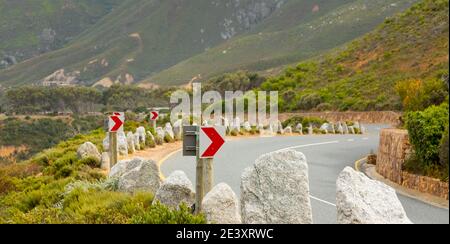 Panneau d'avertissement Chevron pour virage serré en épingle à cheveux sur le col de montagne à Cape Town, Afrique du Sud Banque D'Images