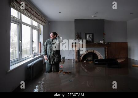 Gabrielle Burns-Smith regarde de sa maison inondée à la périphérie de Lymm à Cheshire, car Storm Christoph cause des inondations à grande échelle dans tout le Royaume-Uni. Date de la photo: Jeudi 21 janvier 2021. Banque D'Images