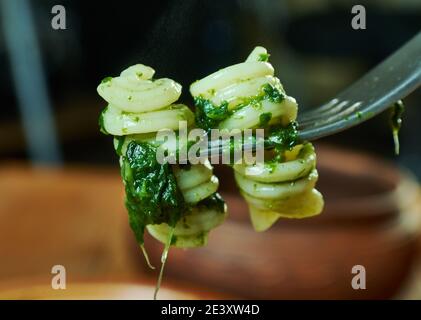 Fusilli col pesto alla Genovese - plat ligure classique, avec pesto au basilic, enrobant délicatement les pâtes al dente Banque D'Images