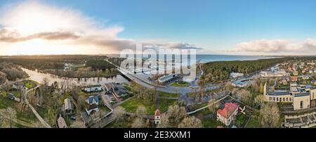 Vue d'en haut sur la rivière Pirita à Tallinn, Estonie, le jour de l'automne. Photo de drone, panorama Banque D'Images