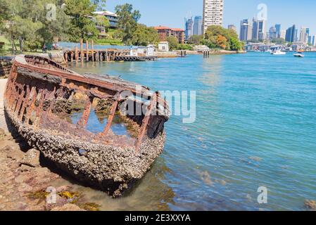 L'épave et l'ancienne barge Hopper Barge de la Maritime Services Board (MSB) sur la rive nord du port de Sydney à la réserve Sawmilters, North Sydney, Australie Banque D'Images