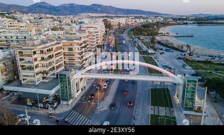 Le nouveau pont piétonnier au-dessus de l'avenue Poseidonos, à Alimos, Grèce Banque D'Images