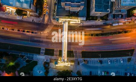 Le nouveau pont piétonnier au-dessus de l'avenue Poseidonos, à Alimos, Grèce Banque D'Images