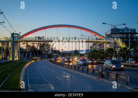 Le nouveau pont piétonnier au-dessus de l'avenue Poseidonos, à Alimos, Grèce Banque D'Images